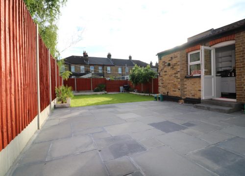 4 bed terraced house to rent Warwick Gardens, Ilford IG1 available now.